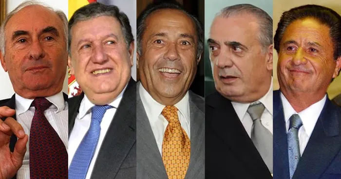 La crisis terminal de la convertibilidad significó la caída del gobierno de De la Rúa y un proceso por el cual desfilaron cinco presidentes en una semana hasta que Eduardo Duhalde aumió el poder.