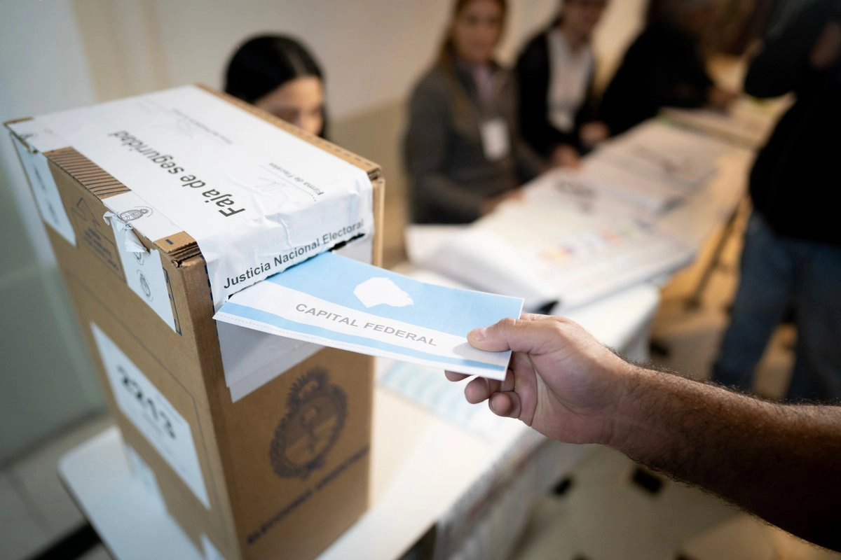 Elecciones legislativas en un centro de votación, en la ciudad de Buenos Aires